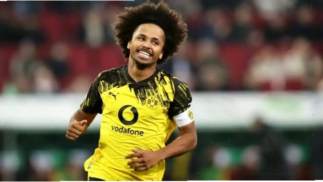 Karim Adeyemi trong một pha bóng tấn công mạnh mẽ tại Bundesliga