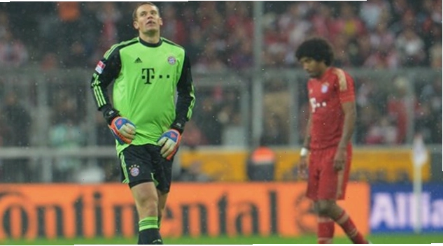 Manuel Neuer dâng lên cao chơi như một tiền vệ để hỗ trợ các đồng đội trong việc triển khai bóng