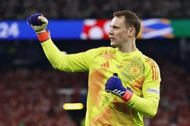 Manuel Neuer rạng rỡ trong buổi lễ công bố danh sách các cầu thủ Đức tham dự ngày hội bóng đá lớn nhất hành tinh