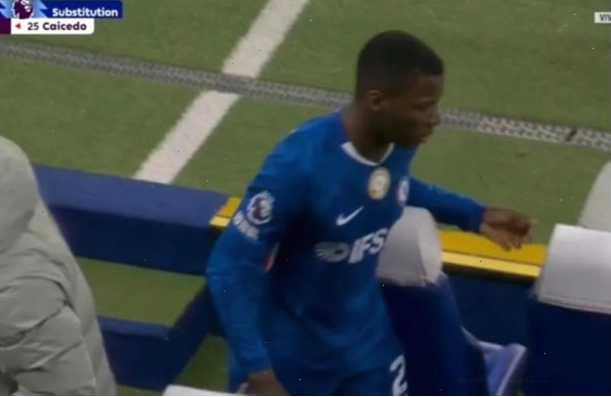 Moisés Caicedo biểu lộ sự không hài lòng khi bị thay ra trong trận đấu kịch tính với Newcastle