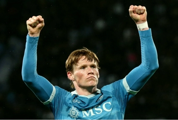 Scott McTominay tranh chấp bóng quyết liệt