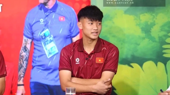 Trung vệ trẻ đang dần thay thế c&aacute;c đ&agrave;n anh