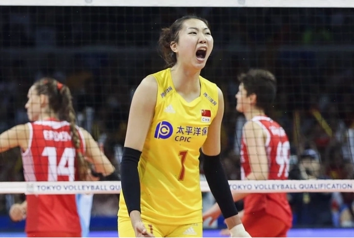 Yuan Xinyue bật cao chắn bóng trên lưới