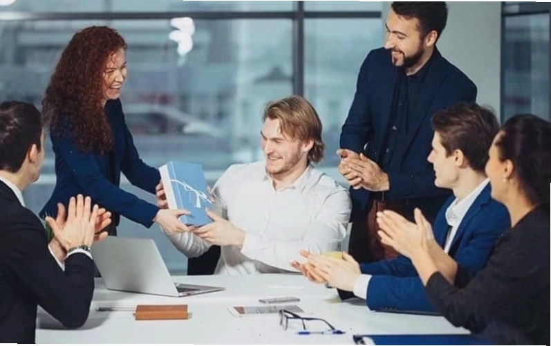 STT chia tay đồng nghiệp hài hước tạo không khí vui vẻ