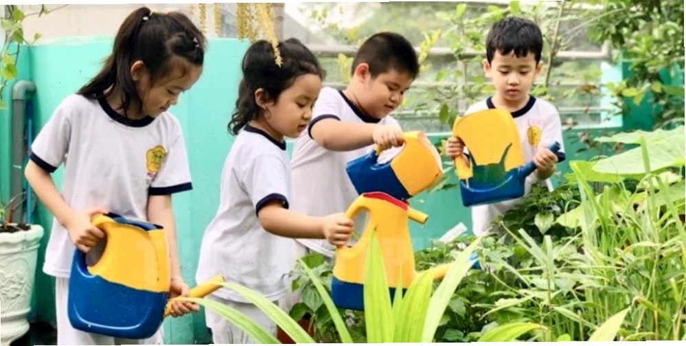 Trẻ em đang hào hứng tìm hiểu các linh kiện điện tử cơ bản