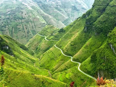 Khung cảnh đèo mã pí lèng huyền ảo mang vẻ đẹp núi rừng